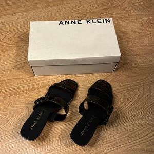 Annie Klein Size 9.5  Tortoise color shines  Great evening shoe